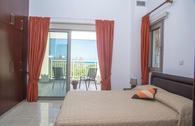 Stunning new Beach Front Villa,1st Line to the Beach, Large Pool, Wonderful Area - Foto 14