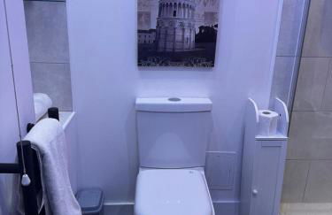 Modern 3-Bedroom Home with Cozy Cinema-Style Living Space - Foto 12