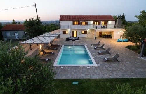 Villa Pietra- Modern rustic poolside oasis - Photo 1