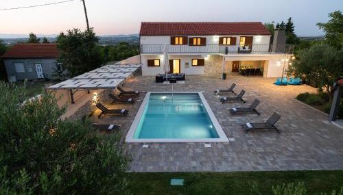Villa Pietra- Modern rustic poolside oasis - Foto 1
