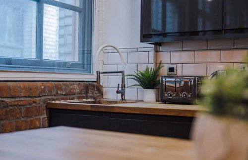 Industrial 2BR Apt, Liverpool City Centre Sleeps 8 - Foto 17