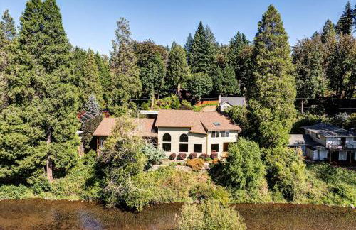 On McKenzie River! Home with Scenic Sunroom - Foto 41