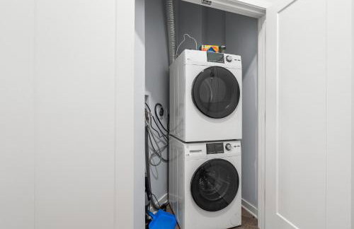 Modern 2BR 2BA Condo Sleeps 8 with Gym Laundry 20 Min to NYC - Foto 16