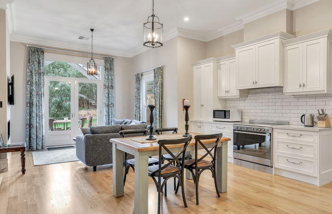 Grandview Accommodation - The Elm Tree Apartments - Photo 4