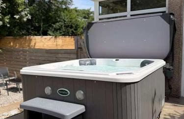 Modern 2 Bedroom Private Detached Cottage With HotTub - Foto 9