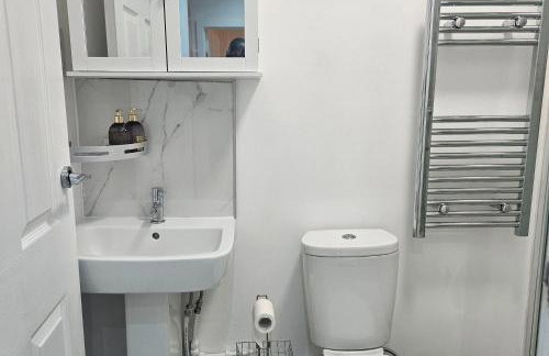 Modern 2-Bedroom Apartment Near Central London - Photo 6