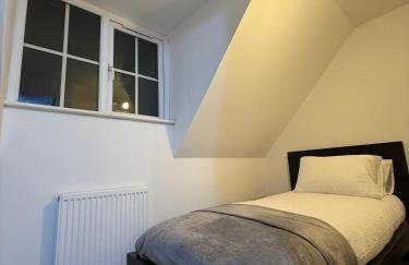 Home away Tamworth Staffordshire 4 Bedroom 3 Bathroom - Semi Detached House - Foto 15