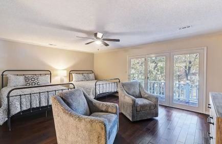 Lakefront Home Private Dock, Tiki Bar, Firepit Shore to Please by Avantstay - Foto 75