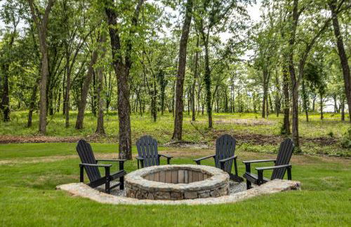 Game Room and Hot Tub! Lakefront Monkey Island Haven - Foto 40
