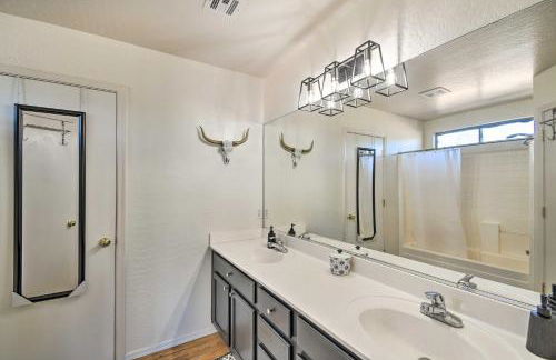 1 Mi to Surprise Stadium! Desert Poolside Oasis - Foto 15