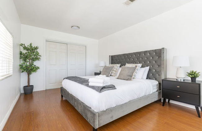 Charming Spacious Home - Modern Comforts, Prime Location - Photo 8