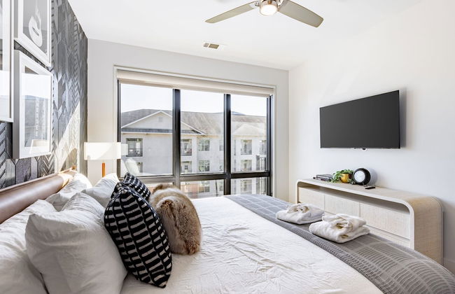 Prime Walkable Midtown Location Pool Gym Outlaw s Den by Avantstay - Foto 15