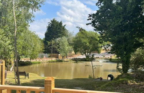 Lake View Holiday Home - Fishing Lakes, Heated Outdoor Swimming Pool 500yrds on Sister Park , Pool Open April to September - Foto 32