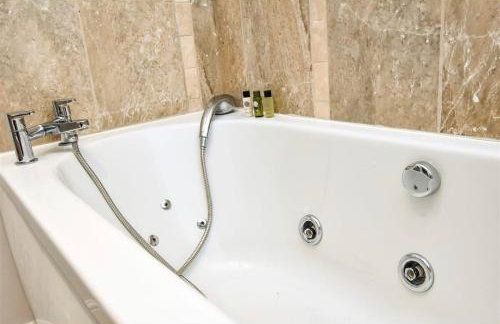 Spacious 4 Bedroom 3 Bathroom House - Sleeps up to 8 - Free Parking, Balcony, Fast Wifi and Smart TVs by Yoko Property - Photo 19