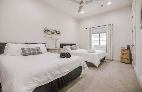 Uptown Modern with Private Patio & 1Gbps Wi-Fi - Foto 25