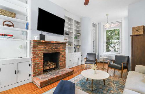 Sojourn Lovely Hill Family Home with Backyard near DC Icons - Foto 10