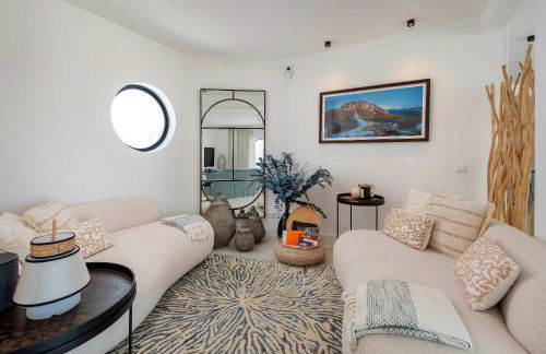 Charming Villa with Pool & Scenic Garden - Foto 9