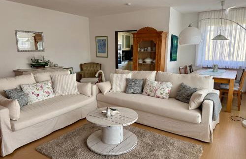 Lichtdurchflutete große Wohnung - Foto 1