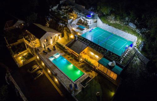 Villa Falcon Rook - Photo 2