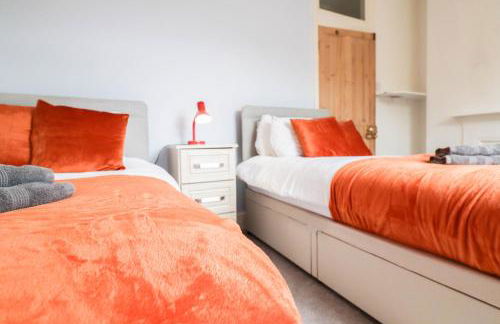 Spacious 4-Bed Home, Perfect Stay with Free WiFi - Foto 9