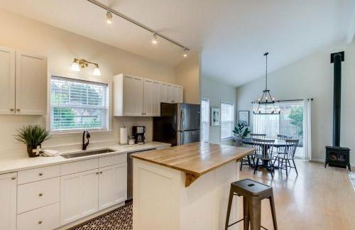 Steps to Beach! Airy Coastal Escape with Deck - Foto 3