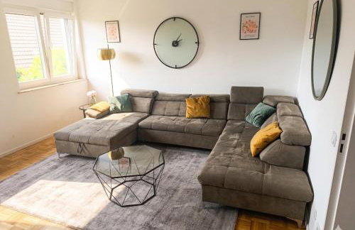 Vaste appartement avec parking gratuit, borne dispo et espace de travail - Foto 1