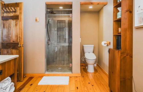 Monthly or Seasonal Large Petite Lake 44 Lakehouse Retreat with Private Pier and Hot Tub secluded Deep in the Woods - Foto 11