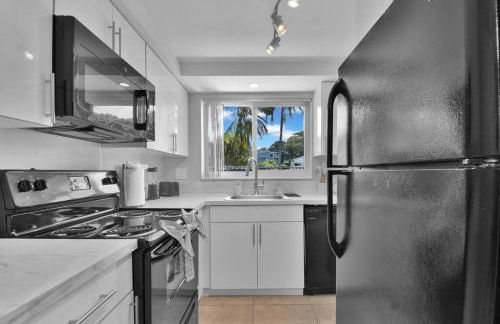 Stylish Hideaway Pool Downtown Boca - Photo 12