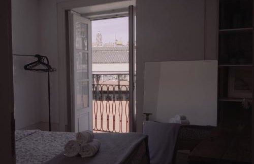 Light & Airy Historic Centre House with Balconies - Photo 8