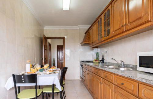 Sunny Cozy Flat w/ Terrace - São João - Foto 26