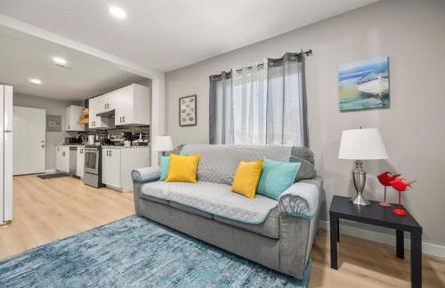 Lakeside Bliss 2BR, 1BA with All Modern Comforts - Foto 25