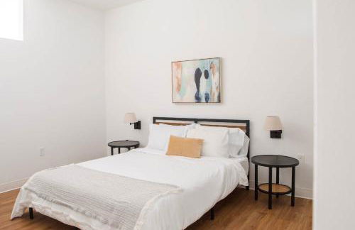 Chic East Side 1BR Apt with Balcony, Pool, and Gym - Foto 12