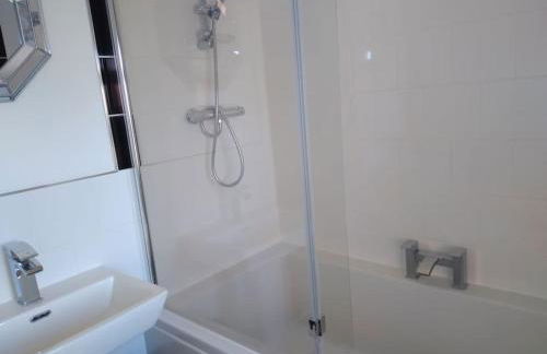 Staycation 3-bedroom home with panoramic views free off road parking - Foto 9