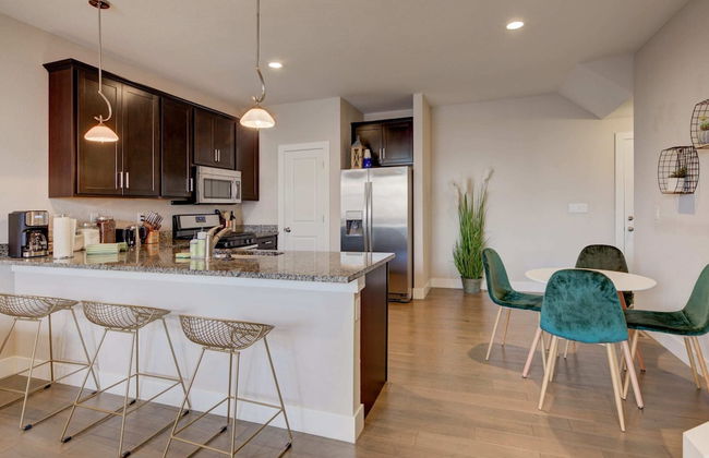 Marbella Lane Executive Townhome, 20 mins to Boulder - Photo 11