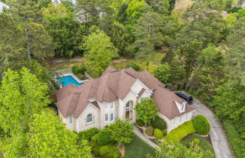 Elegant 5BR Retreat Pool & Yard - Foto 30