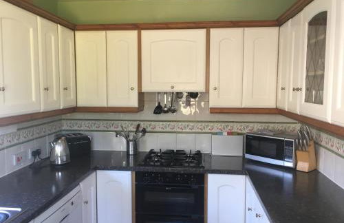 Spacious bungalow - private secure garden - sleeps up to 6 - Photo 11