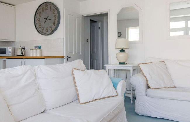 Two Bed Seafront Escape in East Wittering - Photo 11