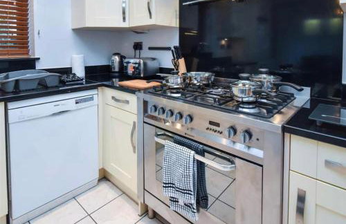 Spacious 4 Bedroom 3 Bathroom House - Sleeps up to 8 - Free Parking, Balcony, Fast Wifi and Smart TVs by Yoko Property - Photo 13