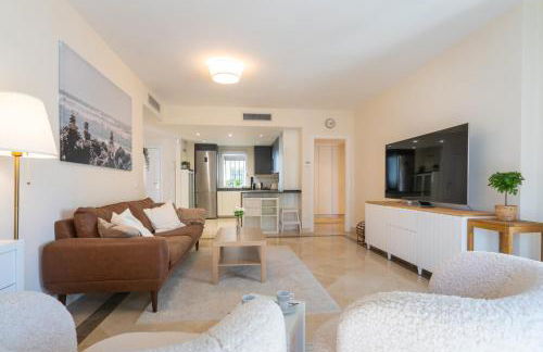 Elegant Marbella Apartment, 5-Pool Oasis, Sunlit Terrace, Garage - Photo 7