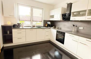 Luxuriöse Ferienvilla mit Garten, Gaming Zone & Netflix - Foto 8