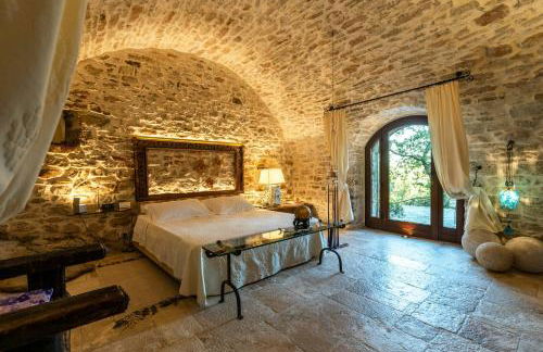 Medieval Tower In Sibillini Mountains Park - Foto 10