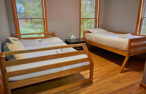 Serene Rustic Retreat with Lake - Foto 7