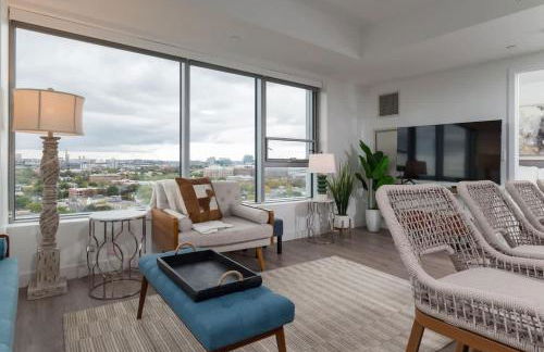 High Rise Retreat w City Skyline Views Shared Gym - Photo 13