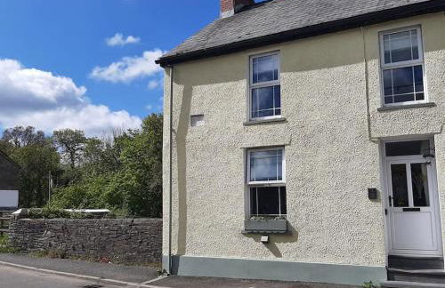 Selah Teifi spectacular river view with games room - Photo 4