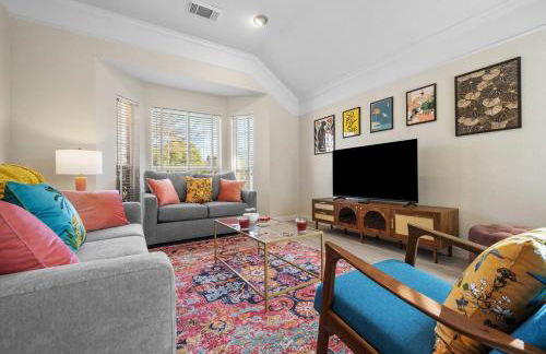 NEW! Stylish Home Arcade & Fireplace Sleeps 10 - Foto 28