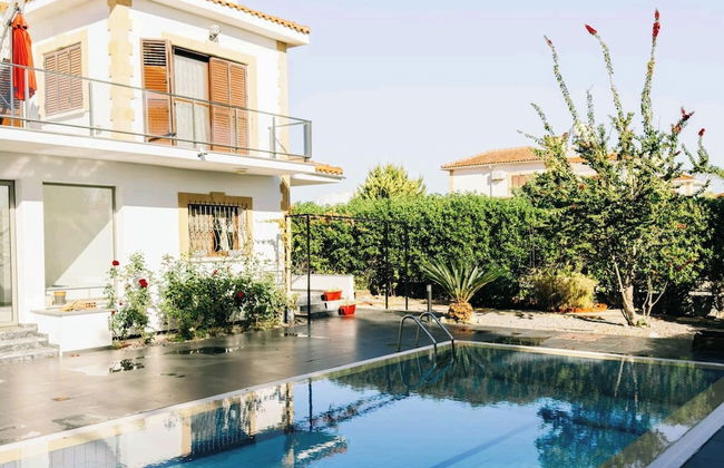 Villa for 9 Guests, Pool, Parking, Walk to Beach - Foto 1