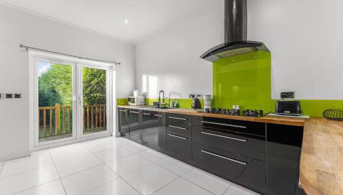 Perfect Booking 4 Bed Home in Cheltenham - Foto 4, stove