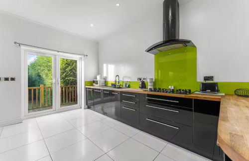 Perfect Booking 4 Bed Home in Cheltenham - Photo 4