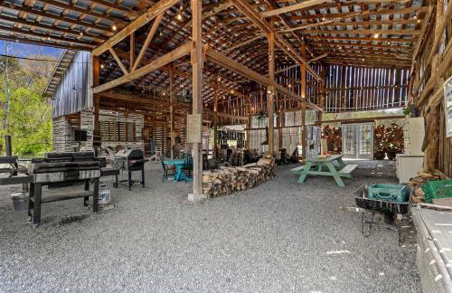 Creekside A-Frame Retreat with Treehouse Views, Hammock Lounge & Indoor-Outdoor Shower in New Port, Tennessee - Foto 19