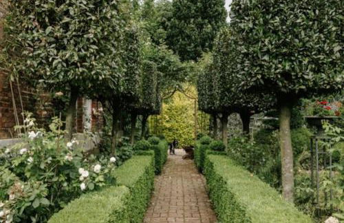 CRESSY HALL - Historic Grade II Listed Manor, Gorgeous Topiary Garden - Foto 45